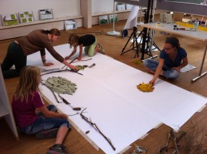 Die Teilnehmer des Workshops bereiten die Figuren für die Aufnahmen vor.